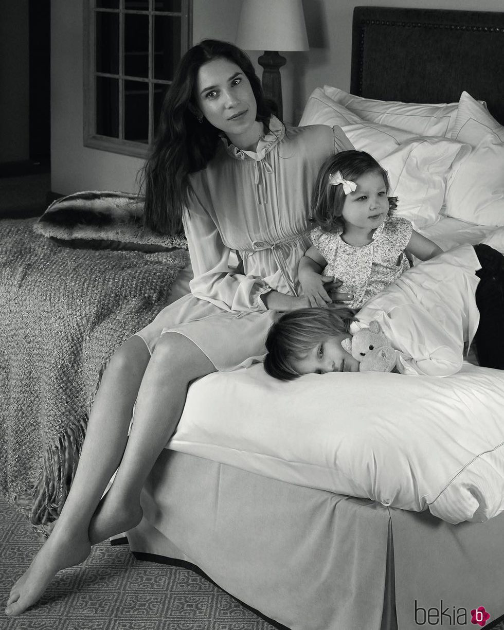 Tatiana Santo Domingo posando con sus hijos Sasha e India