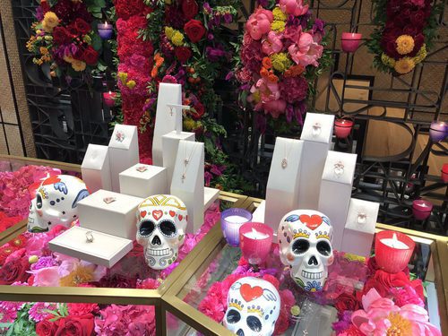 Escaparate de la tienda de Suárez en Madrid con su colección 'Frida'