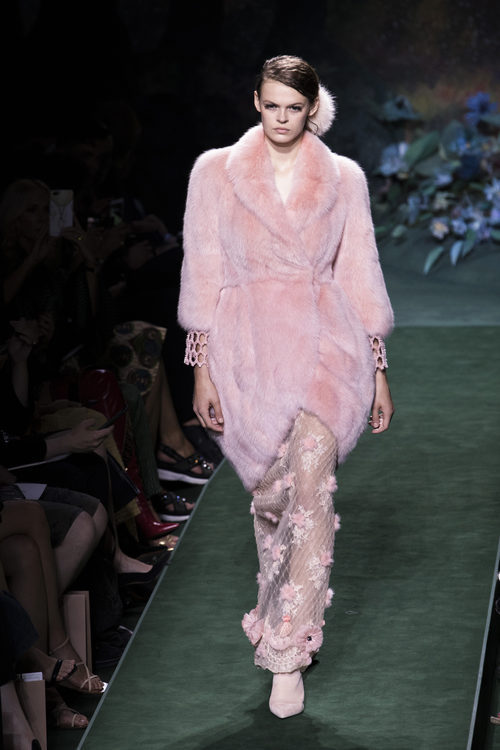 Abrigo y vestido rosa del desfile de Alta Costura de Fendi para otoño/invierno 2017/2018
