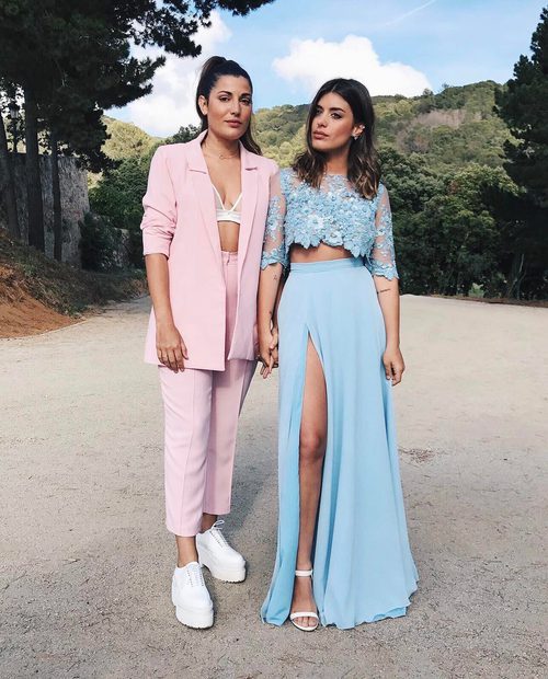 Dulceida y su mujer Alba en la boda de Risto Mejide y Laura Escanes