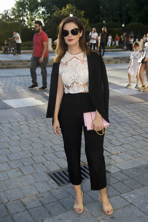 Marta Torné con top con transparencias y pantalones de tiro alto