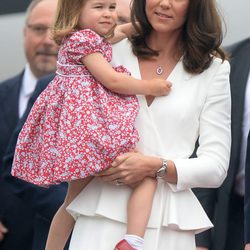 Kate Middleton y la Princesa Carlota a su llegada a Polonia