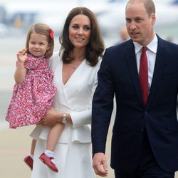 La Princesa Carlota saluda a su llegada a Polonia junto a los Duques de Cambridge