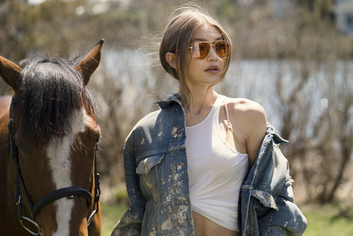 Gigi Hadid con gafas estilo retro amarillas para su colección 'Gigi Hadid for Vogue Eyewear'