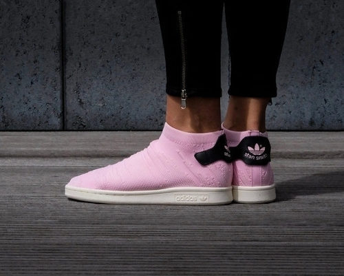 Modelo en rosa claro de las nuevas Adidas Stan Smith