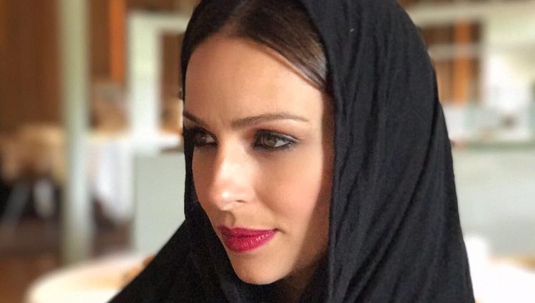 Eva González publica una foto con un hiyab negro