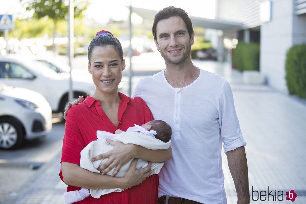Ana Bono y Gabriel Funes presentando a su hija Ana
