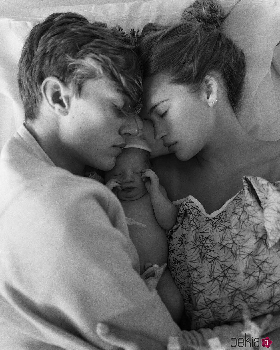 Lucky Blue y Stormi Bree con su hija Gravity