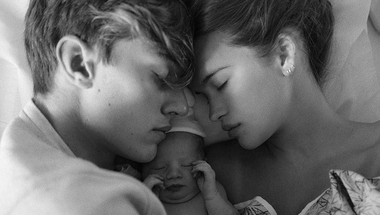 Lucky Blue y Stormi Bree con su hija Gravity