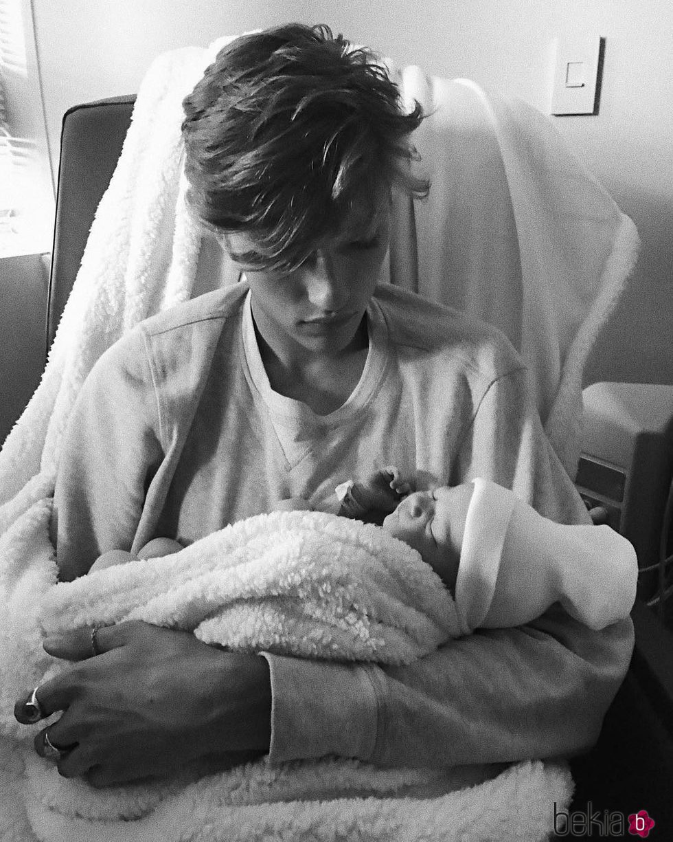 Lucky Blue cogiendo a su primera hija Gravity