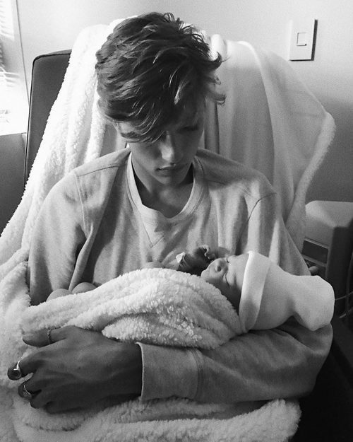 Lucky Blue cogiendo a su primera hija Gravity