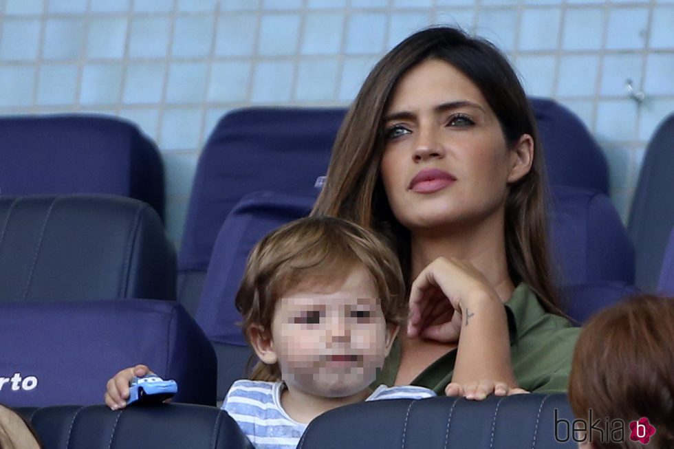 Sara Carbonero apoya a Iker Casillas desde las gradas con Lucas