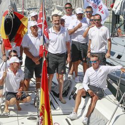 El Rey Felipe con la tripulación del Aifos en la Copa del Rey de Vela 2017
