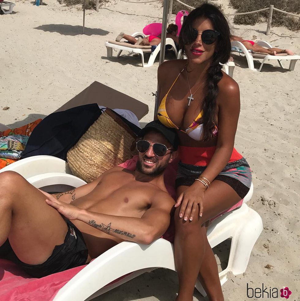 Cesc Fábregas y Daniella Seeman disfrutando en la playa