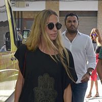 La actriz Carola Baleztena despidiéndose de Ángel Nieto