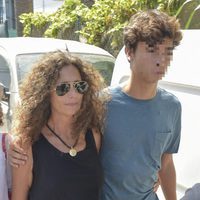 La mujer de Ángel Nieto, Belinda Alonso y su hijo Hugo Nieto en la capilla ardiente