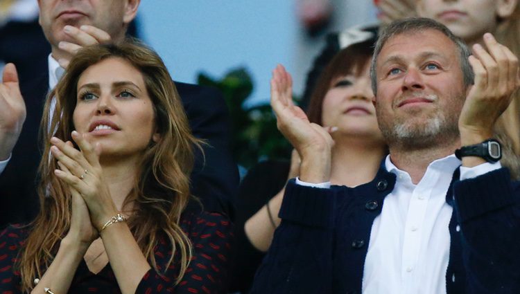 Roman Abramovich junto a su tercera esposa