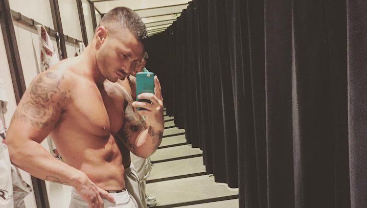 Ángel Vico sacándose un selfie sin camiseta