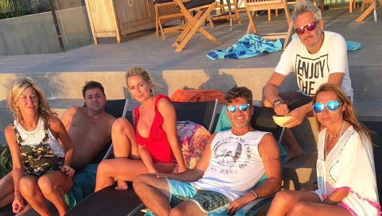 Toño Sanchís, Lorena Romero, Olvido Hormigos y otros amigos en Cádiz