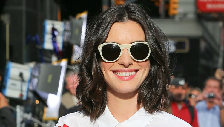 Anne Hathaway posa sonriente en Nueva York