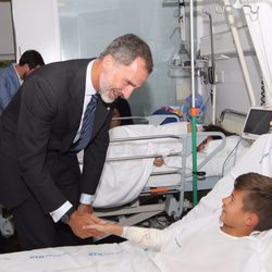 El Rey Felipe saluda a un niño herido en el atentado de Barcelona
