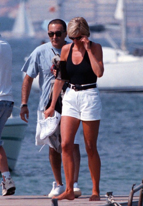 Lady Di con body negro y shorts blancos