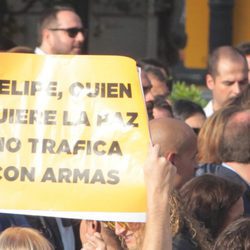 Pancartas en contra del Rey Felipe en la manifestación antiterrorista de Barcelona