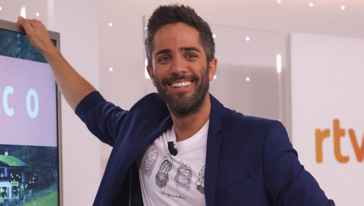 Roberto Leal presentando el programa 'Hotel Romántico'