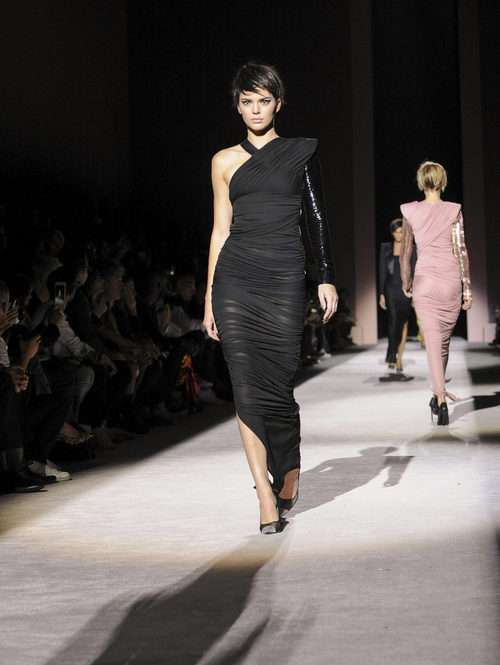 Vestido negro asimétrico de Tom Ford primavera/verano 2018 presentado en la Nueva York Fashion Week