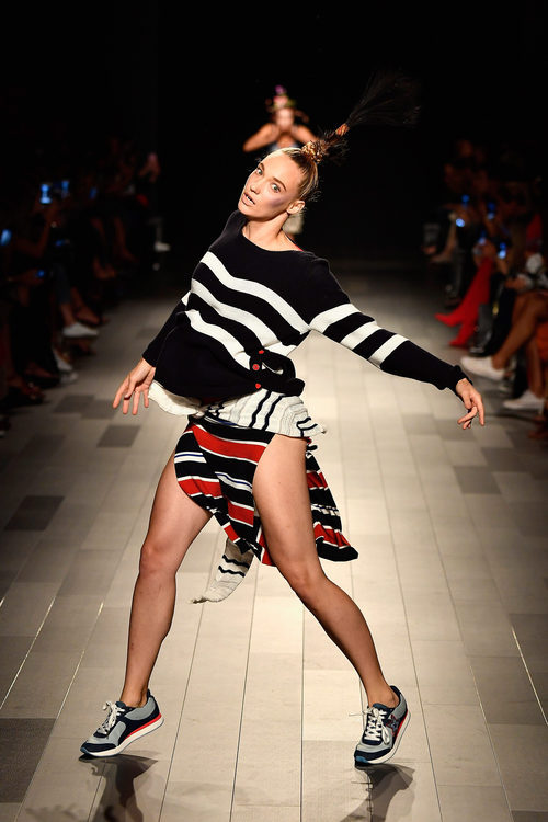 Jersey de punto y falda de rayas de Desigual de la colección primavera/verano 2018 en Nueva York Fashion Week