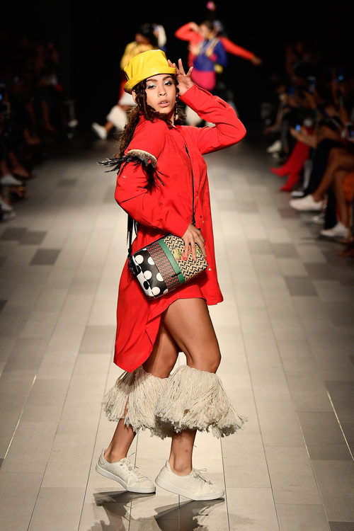 Camisa larga coral y bolso estampado de Desigual de la colección primavera/verano 2018 en Nueva York Fashion Week