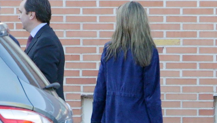 El look sport de la Reina Letizia al acompañar a su hijas en su vuelta al cole