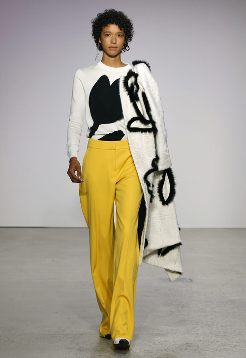 Pantalón ancho amarillo de Oscar de la Renta primavera/verano 2018 para la Nueva York Fashion Week