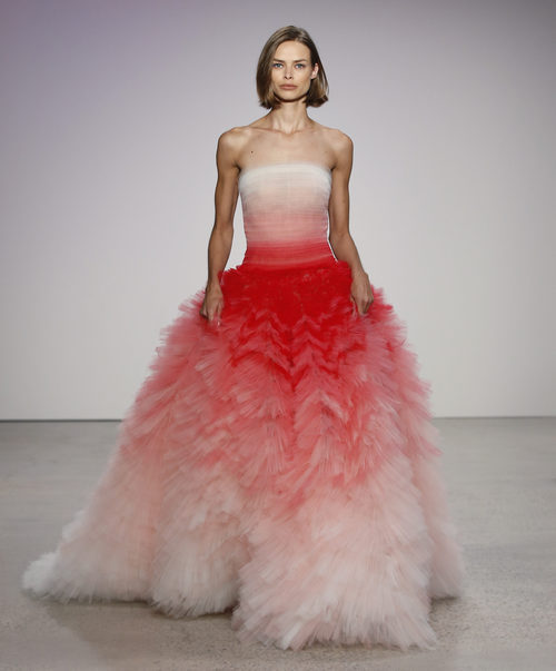 Vestido degradado rojo de Oscar de la Renta primavera/verano 2018 para la Nueva York Fashion Week