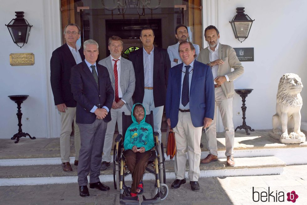 Shalini, 'la niña serpiente', con el equipo médico que la tratará