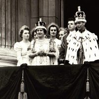 El Rey Jorge VI en su coronación junto a la Reina Isabel