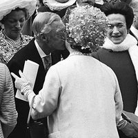 Los Duques de Windsor saludan a la Reina Madre