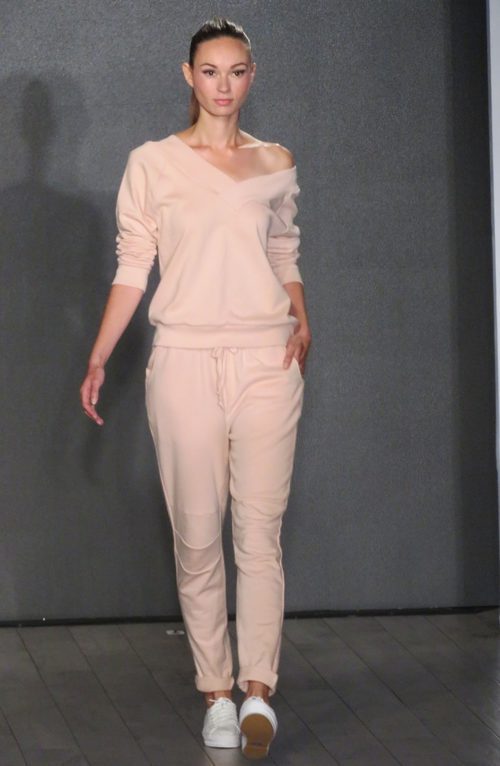Conjunto deportivo de Eva Longoria colección primavera/verano 2018 en Nueva York Fashion Week
