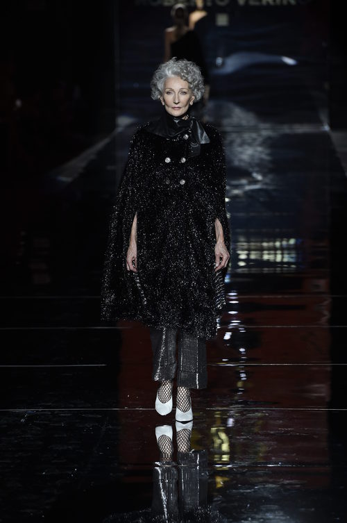Alicia Borrás desfilando para Roberto Verino colección otoño/invierno 2017/2018 en la Madrid Fashion Week