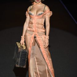 Hiba Abouk desfilando para Andres Sardá en Madrid Fashion Week primavera/verano 2018