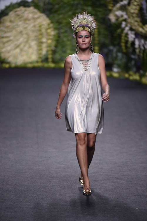 Esmeralda Moya con un vestido de lycra desfilando para Francis Montesinos en Madrid Fashion Week primavera/verano 2018