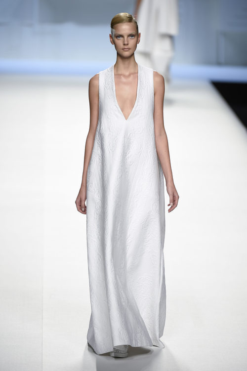 Vestido blanco largo de Devota & Lomba primavera/verano 2018 en Madrid Fashion Week