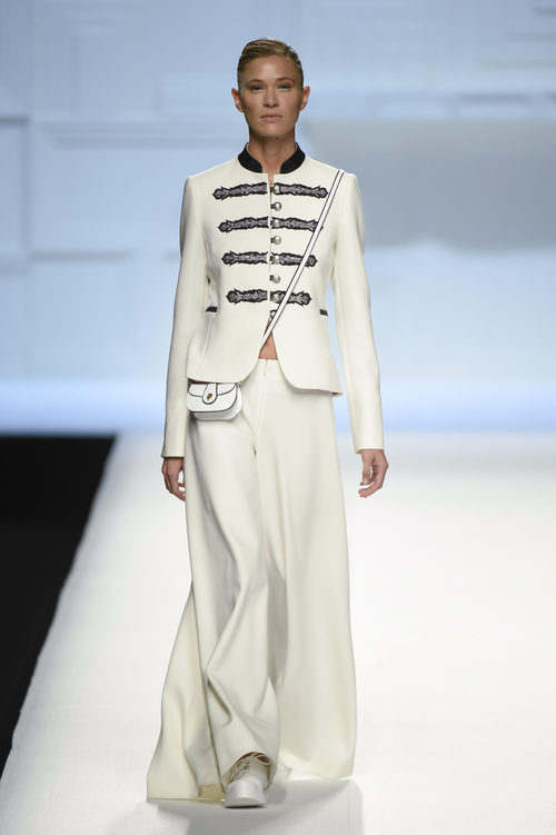 Americana y pantalón ancho blanco de Devota & Lomba primavera/verano 2018 en Madrid Fashion Week