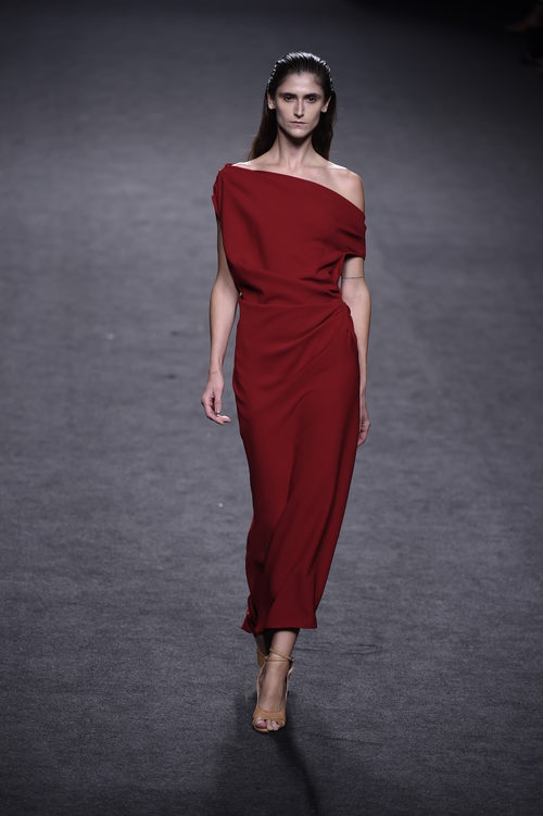 Vestido rojo oscuro de Roberto Torretta primavera/verano 2018 para Madrid Fashion Week