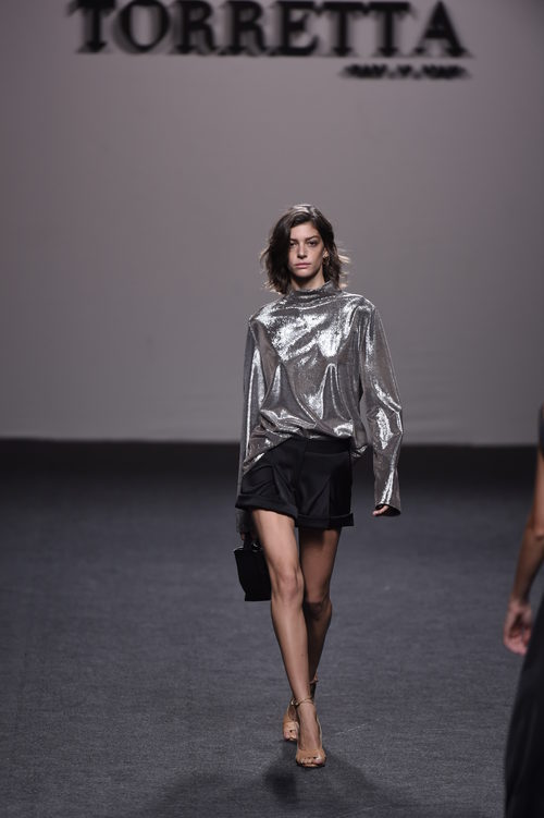 Jersey metalizado plata y shorts de Roberto Torretta primavera/verano 2018 para Madrid Fashion Week