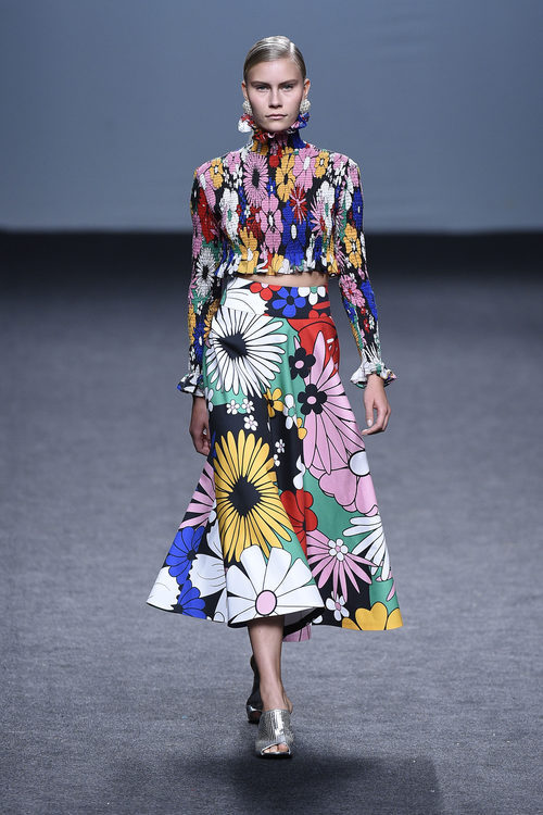 Falda y blusa de flores de María Escoté primavera/verano 2018 para Madrid Fashion Week