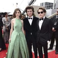 Natalia Dyer, Joe Keery y Charlie Heaton en la alfombra roja de los Premios Emmy 2017