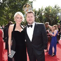 Julia Carey y James Corden en la alfombra roja de los Premios Emmy 2017