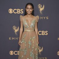 Yara Shahidi en la alfombra roja de los Premios Emmy 2017