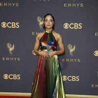 Tessa Thompson en la alfombra roja de los Premios Emmy 2017